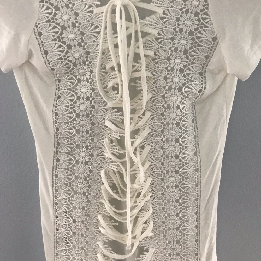 Tobi Women’s white top with lace back